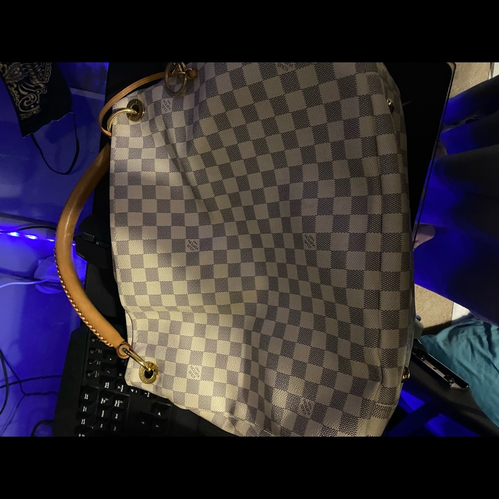 Louis Vuitton artsy hobo mm